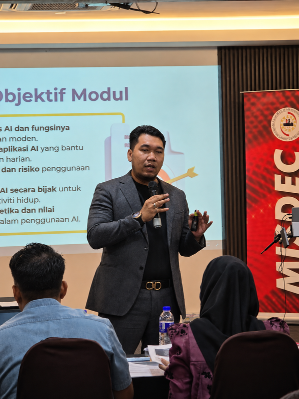 Trainer presenting AI module objectives at MISDEC Melaka